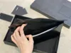 Bolsos de embrague de fiesta para mujer de diseñador más nuevos gratis con caja Bolsos de hardware de oro de cuero liso negro Cubo magnético Flip Baguette de boda Bolso con solapa de moda monedero