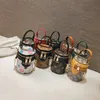Lyx Kids Designer Bag PU Kopplingsbrev Skriv ut Damer Handväskor Kvinnor Messenger Väskor Mini Child Change Bucket Handbag Girl Present