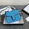 2023 Kvinnlig lyxig lutad Straddle Bag designer handväska klassisk modekedja med axelväska bokstäver purse grossist topp