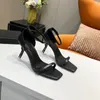 Brev Metal Heel 8.5cm Sandaler Lyxig designer Stil Patentläder Thriller Högklackat Kvinnors Unika Klänning Bröllop Skor Sexig Klänning Skicka Box Storlek 35-42