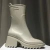 Luxur Designer Womens Half Boots Chunky Med klackar Vanliga fyrkantiga tår sko Rainboots Kvinnor Midkalv byte slitage resistent