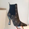 Sapatos de marca Novas botas curtas de grife Salto perfilado feminino Salto médio salto alto Clássico letra de luxo Moda bico fino padrão de tecido tamanho 35-42