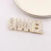 Luxe Femmes Designer Marque Lettre Broches Plaqué Or 18K Incrustation Cristal Strass Bijoux Broche Charme Lady Perle Pin Femmes Marry Wedding Party Cadeau Accessoire