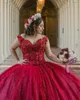 سباركلي الأحمر الكرة ثوب فساتين quinceanera مطرزة قبالة الكتف مطرز حفلة موسيقية العباءات appliqued الاجتياح قطار تول الحلو 15 تنكر اللباس