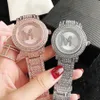 Merk Horloges Vrouwen Meisje Diamant Kristal Grote Letters Stijl Metalen Stalen Band Quartz Polshorloge M126