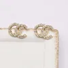 Wysokiej jakości prosta marka moda stadnina perłowa kryształowy metal rhinestone metal 18 -karatowy podwójnie literowe kolczyki dla dziewcząt biżuteria świąteczne prezenty mody