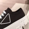 La plate-forme en caoutchouc tendance des années 2022 inspirée des pneus de motocross définit la conception des chaussures pour femmes de ces baskets en gabardine de nylon. Le logo triangle décore 50 mm taille 35-40