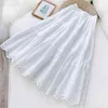 Verano coreano mujeres hueco bordado Casual falda Color sólido blanco negro temperamento literario Pettiskirt gratis 210629