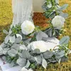 Fleurs décoratives Couronnes 6,7ft Guirlande d'eucalyptus avec des fleurs, des agneaux oreille verdure Roses blanches de faux vignes pour manteau de table de mariage