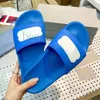 2022 Chaussons Mules Homme Femme Sandales Caoutchouc ou Chausson Semelle Plate Designer Piscine POOL SLIDE SANDAL Noir Rouge Embossage 3D pour sliders