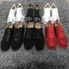 Casual skor sneakers plattform mode spikar stud sneaker röd svart vit sko snörning läder tränare med högkvalitativa män kvinnor chaussures storlek 35-45 med låda