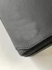 Toppen av linjen messenger väska. FINE CALFSKIN yta, höger vinkel clamshell öppet inredningsutrymme för mobiltelefon, surfplatta och filer. Mått: 28 x 24 x 10 cm