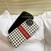 Houndstooth Pattern Case Case для iPhone 13 12 PRO 11 X XS MAX XR 7 8 PLUS TEBOSSED Овальная оболочка Инновационная конструкция Установленная простая и элегантная крышка чехола