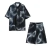 Iefb herrkläder sommar streetwear casual tie färgkedja design kortärmad tröja + breda ben shorts två bitar set 210524