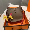 Bolsa de ombro feminina de couro macio com letras ocas retangulares bolsa de mensagem bolsa estilo retrô com pingente de pônei bolsa transversal