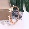 Classic Fashion Creative Clover Armband Personlighet Casual Casual Goldplated Women039S Luxury Designer Jewelry8241534