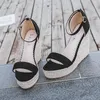 Straw Platform Sandals المنسوجة الإبزيم إسفين كعب النساء الصيف الصيفي ألوان ألوان ألوان من منصة مقاومة للماء. 55451. 61010 48487