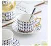 Tazze Piattini Teiera in stile europeo Bone China Set di piattini per tazza di caffè Dipinto a mano in ceramica a righe per tè pomeridiano inglese253O