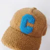 Big C Lettre Polaire Chapeau De Boule Enfants Garçons Filles Hiver Casquettes De Baseball Réglable En Peluche Chaud Snapback Sports Chapeaux En Plein Air Élève Étudiants Costume EE