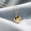 Ciondoli medaglioni galleggianti semplici con superficie liscia Amore Scatola per foto a forma di cuore Collana placcata oro 18 carati Apertura catena clavicola A369