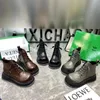 Boots Leather Doll Head Letter Printing Plataforma de chaminé de sapatos femininos curtos