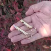 Mini Exquisite Outdoor Portable Art Kniv Nyckelring Kvinnor Bolt Brass Mini Papper Kniv Självförsvar Keyring Bilväska Nyckelring A937 G1019