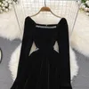 Nouveau design femmes rétro col carré manches longues strass patché taille haute velours tissu robe de bal courte robe noire