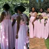 ピンクの花嫁介添人ドレス2021プラスサイズの半袖ノースリーブレースのアップリケサイドスリットシフォンの床の長さアフリカのメイドの名誉ガウンの国の結婚披露宴