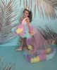 2021 Abiti da spettacolo per ragazze colorate carine con scollo a V Ruffles Tulle Tiered Short Hi Lo treno staccabile con fiocco Abiti da ragazza di fiori per bambini