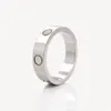女性男18Kホワイトゴールドメッキ婚約指輪の男性女性ギフトジュエリーポーチ卸売のファッションアクセサリーの女性のためのステンレス鋼の結婚式のブランドの愛好家のリング