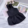 Triângulo crachá preto cão vestuário filhote de cachorro schnauzer vestido simples moda ao ar livre vestido animal de estimação