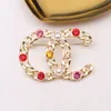 Diseñador de las mujeres Marca Carta Broches Chapado en oro Incrustación de cristal Rhinestone Joyería colorida Broche Niñas Perla Pin de metal Señora Casarse Boda