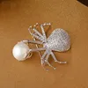 FARLENA Jewelry Spinnen-Brosche mit Intarsien und Zirkonia, modische Broschen aus künstlichen Perlen für Damen