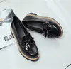 Kvinnors Classic Tassel Flat Oxford Dress Shoes Patent Läder Slip på Low Heel Bow Tie School Penny Loafers