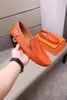 przypadkowe buty do paska mnicha