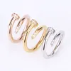 Luxo titânio anel de aço designer anéis de alta qualidade presentes de férias moda jóias para homens e mulheres clássico ouro e prata Ros9926563