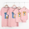 Familjen ser matchande outfits t-shirt kläder mor far son dotter barn baby rompers sommarutskrift 210521