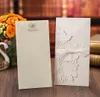 レーザーカット結婚式の招待状は、金色の花のハートパーソナライズされた結婚式でカードを印刷します
