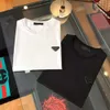 camisetas blancas y negras