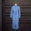 青いプリントラッフルレディースドレスOネックロングランタンスリーブサッシ秋の女性ファッション210527