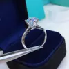 Met certificaat Luxe Solitaire 2 0ct Zirkonia diamanten ring 925 massief zilver 18K witgoud trouwringen voor vrouwen CR1682945