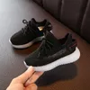 Sneakers dziecięcy blask w ciemnej gliny czarne białe siatki buty dla chłopców dziewcząt nastolatki oddychające dzieci prowadzone 22-35 EUR