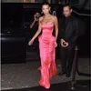 Abiti da cerimonia da ballo senza spalline fucsia 2022 Gonna con volant Bella Hadid a tutta lunghezza Abiti da celebrità sul tappeto rosso Abiti da sera