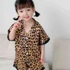Set di servizi estivi per la casa Abbigliamento per bambini coreano Ragazzi Ragazze Pigiama con stampa leopardata in cartone animato Abito fresco in due pezzi 210625