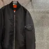 Primavera 2022 Nueva chaqueta de diseñador ~ Tamaño de EE. UU. Material a prueba de viento de alta gama Diseño de bolsillo Diseño atractivo Cuello alto de béisbol para hombre Negro