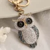 Vackra kvinnor Gift Owl Charm Nyckelring Färgglada Rhinestone Micro Pave Nyckelringar för väska dekoration