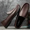 Luxurys designers skor hög kvalitet affärsmän avslappnad lyx slip på skor äkta läder män skor varumärke som kör av