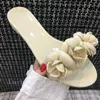 Zomer strand slippers vrouw bloem sandalen mujer snoep kleur pvc latex camelia open teen platte zool muler dames