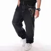Män Street Dance Hiphop Jeans Fashion Broderi Svart Loose Board Denim Byxor Övergripande Man Rap Hip Hop Jeans Plus Storlek 30-46 211120