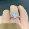 Bela rosa cor rosa 925 esterlina prata arco-íris azul natural moonstone noivado anel